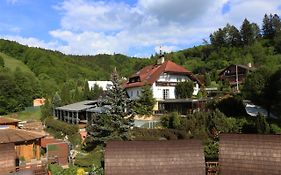 Penzion V Hluboké a Department Glamp